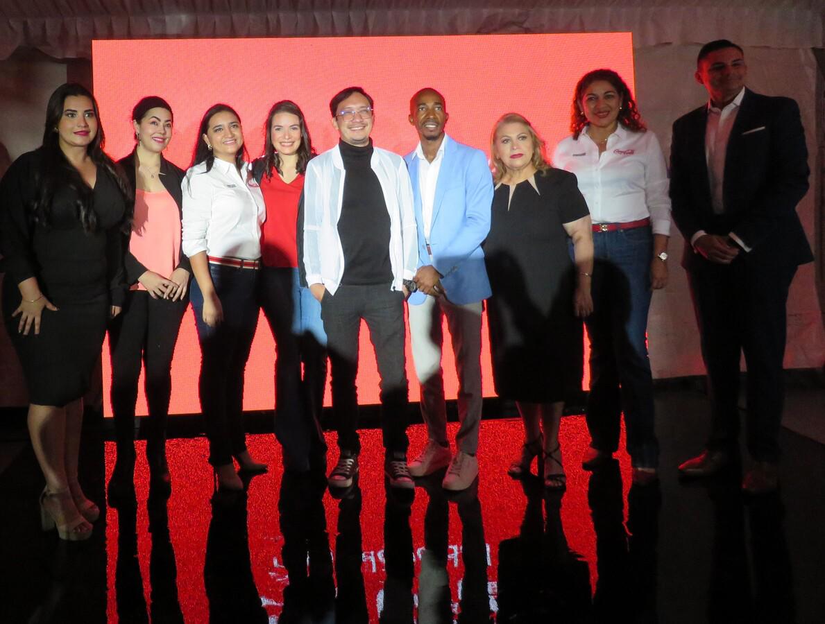 Ejecutivos de Cervecería Hondureña y representantes de la Corporación Municipal de San Pedro Sula presentes en el encendido del rótulo Coca-Cola en El Merendón.