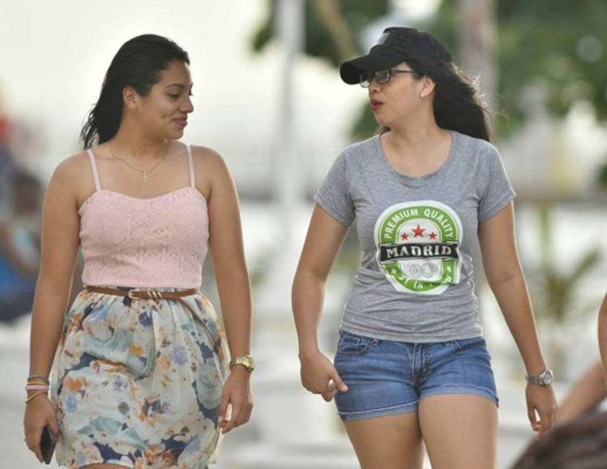 Las altas temperaturas son soportables si de caminar junto a una buena amiga se trata. Foto en las playas de La Ceiba.