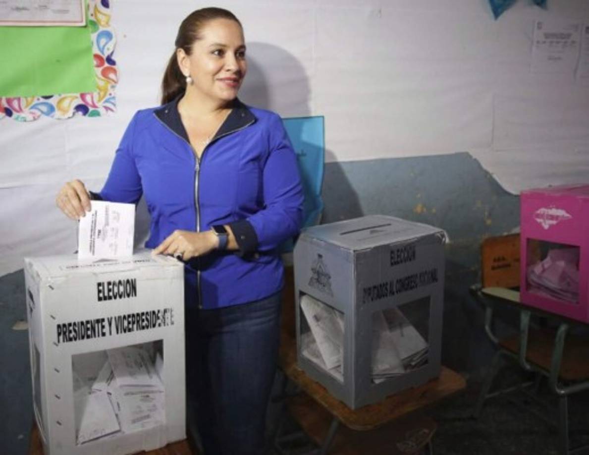 La primera dama Ana García de Hernández depositando su voto en la escuela Juan Lindo de Gracias, Lempira.