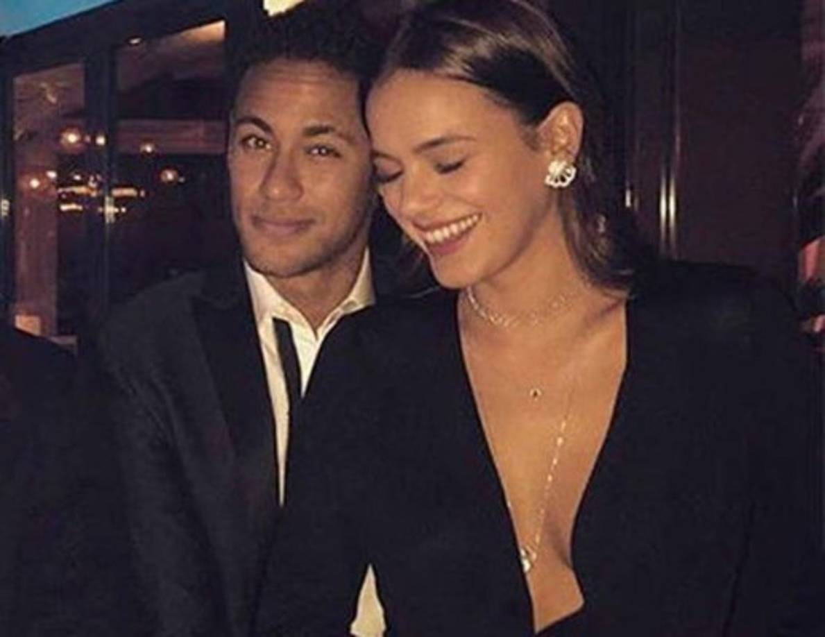 Bruna vivía entre Brasil y Francia por motivos laborales para poder compaginar su amor con la carrera de modelo y actriz y el futbolista del Paris Saint Germain quería dar un paso adelante en la relación y poder vivir juntos.