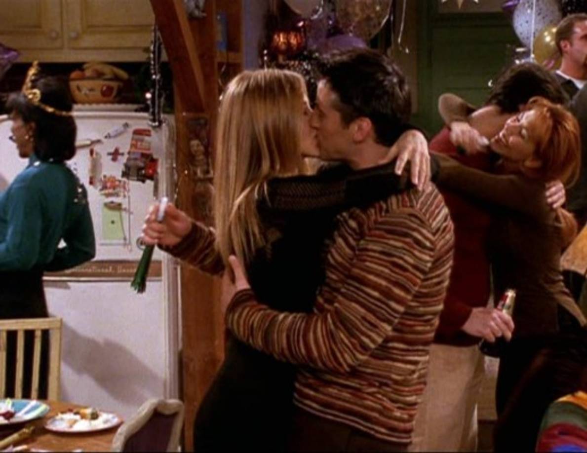 Besos a medianoche: Está tradición surgió en Estados Unidos y fue popularizada por la industria del cine y la televisión, como en este episodio de la serie Friends donde el personaje de Joey besa a sus amigos tras el conteo para recibir el Año Nuevo.