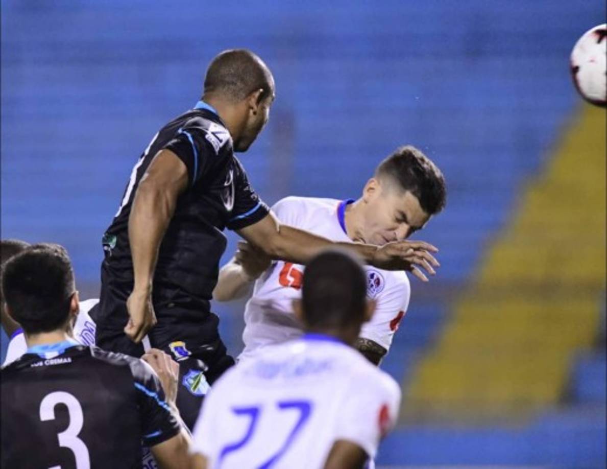 Olimpia abrió el marcador apenas a los 52 segundos del partido con este cabezazo de Matías Garrido.