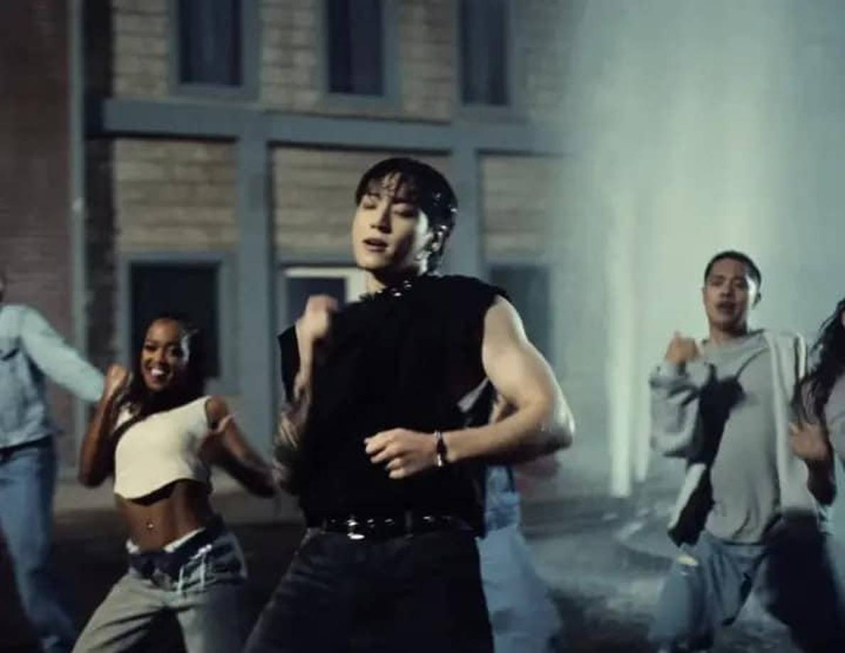 “‘3D’ es una canción encantadora que es muy adecuada para mostrar una coreografía”, comentó Jungkook en una video promocional previo al lanzamiento del video de 3D. “Creo que sería bueno centrarse en la actuación junto con la canción. Debido a que la coreografía es repetitiva y adictiva, espero que mucha gente la disfrute a través de videos cortos”.