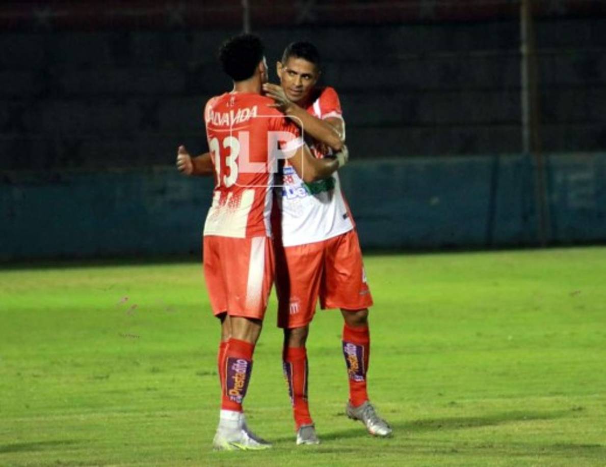 Los goleadores de la noche en La Ceiba: Juan Pablo Montes y Ángel Tejeda celebrando ante el Marathón.