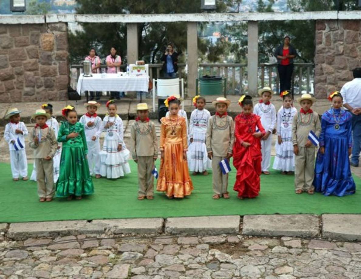 Este cuadro de danza integrado por niños, así como el Ballet Folklórico 'Oro Lenca' participaron en este acto inaugural.