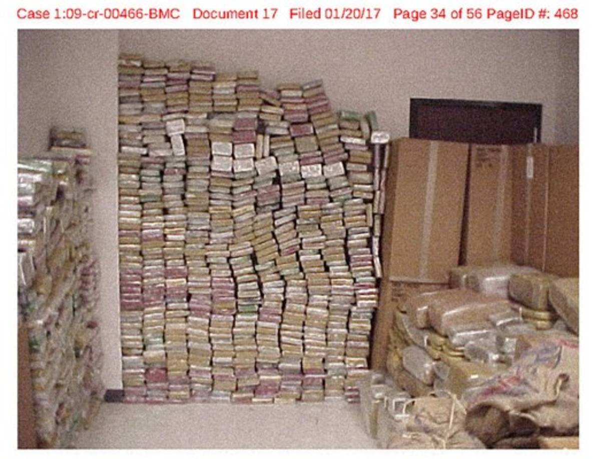 Las autoridades contarán con los testimonios de un amplio abanico de testigos, incluidas docenas de personas que trataron cara a cara con 'El Chapo', para demostrar 'el poder, la corrupción y la violencia de Guzmán dentro del cártel de Sinaloa'. Y también mostrarán imágenes como esta, una bodega que ocultaba 1,100 kg de cocaína en El Paso, Texas.