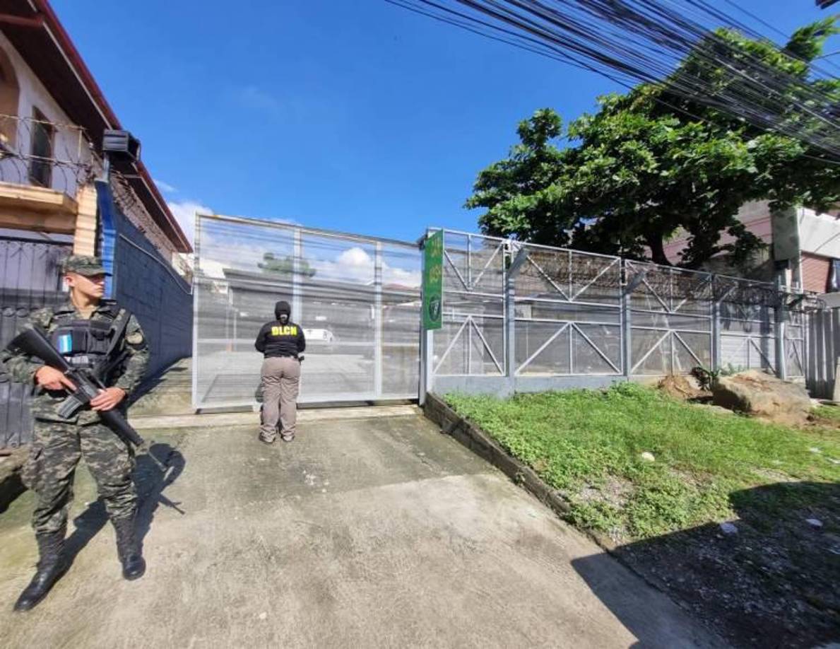 Según los informes, los acusados habrían adquirido al menos <b>15 bienes inmuebles</b> a través de <b>extorsión</b> y <b>desplazamiento forzado</b> a personas vinculadas a carteles rivales. 