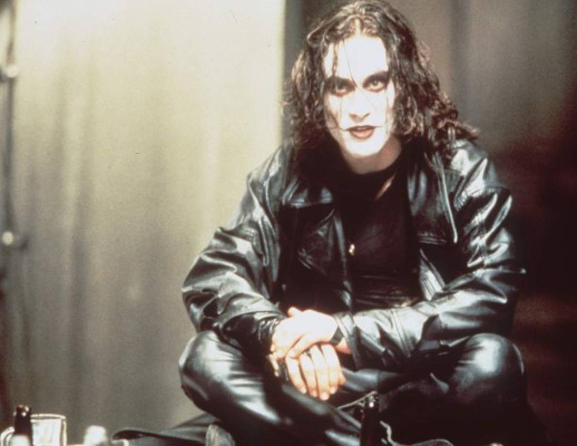 Brandon Lee: El hijo de Bruce Lee murió mientras rodaba una de las escenas de la película El cuervo, en la que su personaje era tiroteado. Una de las balas del revólver que fue utilizado se quedó en el tambor y pasó desapercibida al equipo de producción. También tenía 28 años.