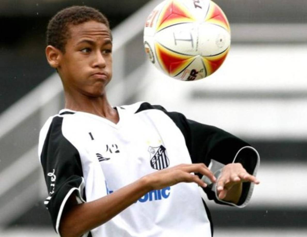 Desde muy niño creció viendo a su ídolo Robinho. Neymar combinó su amor por el fútbol sala con el fútbol callejero, en 2003 debutó en el equipo juvenil Portuguesa Santista y con tan solo 11 años fue fichado por el Santos.
