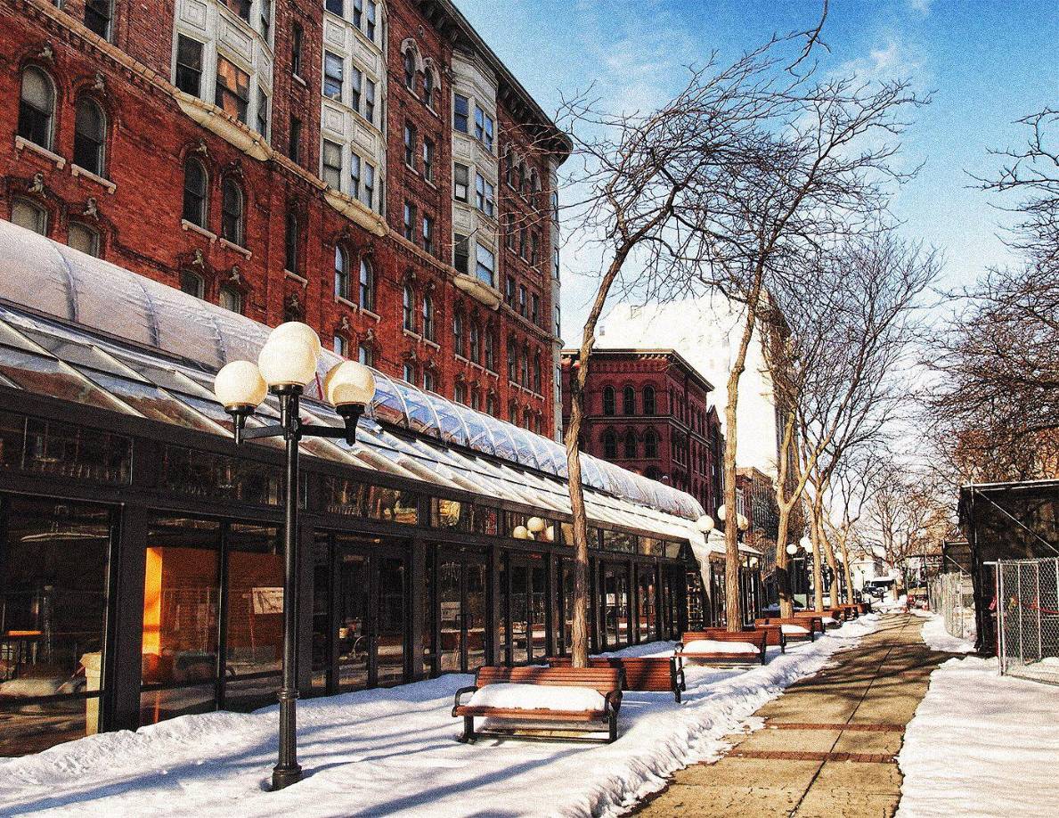 Una de las ciudades donde se estima que caiga más nieve es en Siracusa, Nueva York, ya que es conocida por sus inviernos nevados debido a su cercanía con los Grandes Lagos, especialmente el Lago Ontario. 