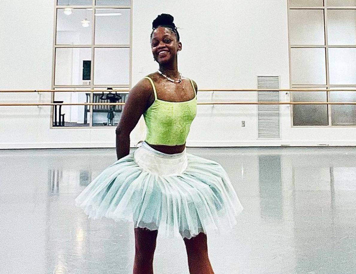 “Michaela hizo historia como la bailarina principal más joven del Dance Theatre de Harlem, antes de mudarse a los Países Bajos para bailar con el Ballet Nacional Holandés. Su carrera avanzó en el Boston Ballet a su regreso a Estados Unidos, donde continuó cautivando al público con sus actuaciones”, explica el comunicado sobre su trayectoria.