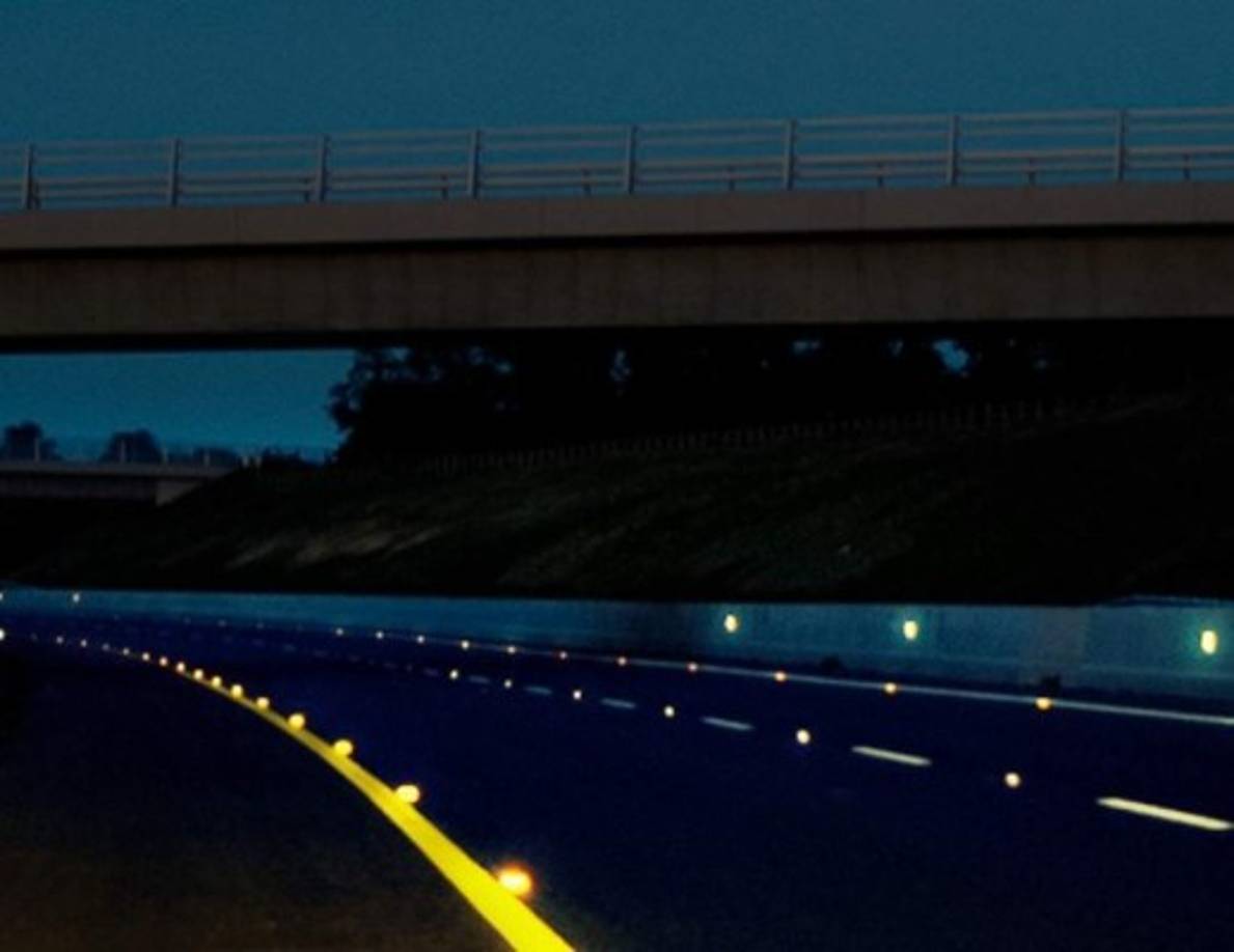 Después de que la gente prestara atención a este detalle, fue creado el revestimiento reflectante, que se usa para aplicar sobre las señales de tráfico por todo el mundo.