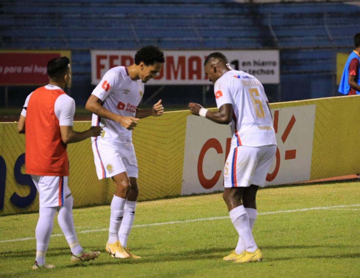 Yan Maciel por la vía penal a los 82 minutos le dio la victoria al Olimpia ante Real España.