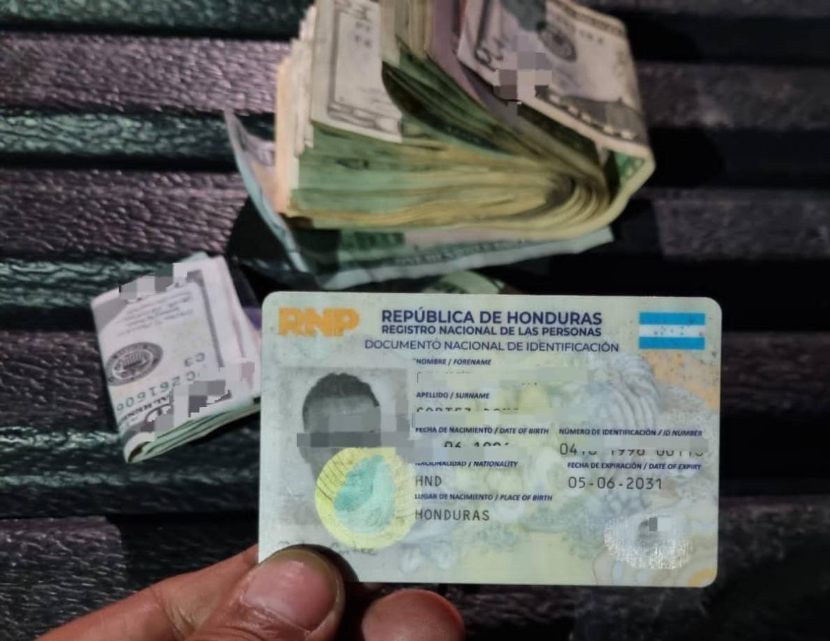 El delito de cohecho, según el Artículo 492 del Código Procesal Penal, implica recibir dádivas o favores para realizar actos contrarios a los deberes de su cargo, y puede conllevar penas de prisión de cinco a siete años, además de multas y la inhabilitación.