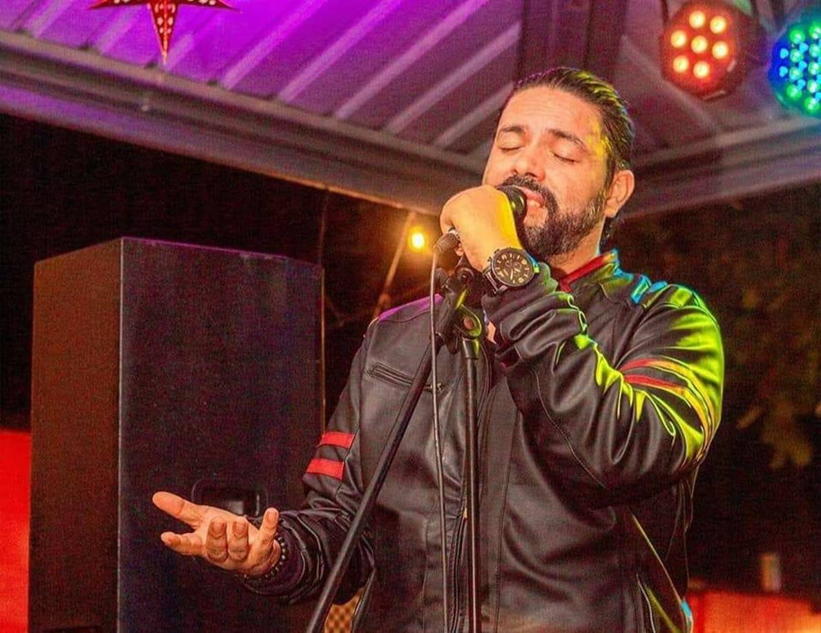 ALEJANDRO COBOS. Se presentará el domingo 14 de mayo en el restaurante El Barranco para interpretar la música romántica que tanto le gusta a mamá. Su presentación musical iniciará a partir de la 1:00 pm.