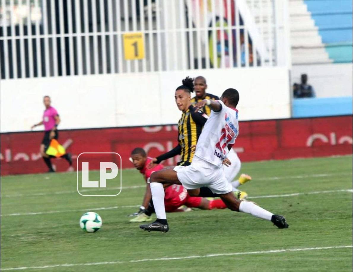 Jerry Bengtson se tiró en barrida para marcar el gol del Olimpia tras el pase de Michaell Chirinos.