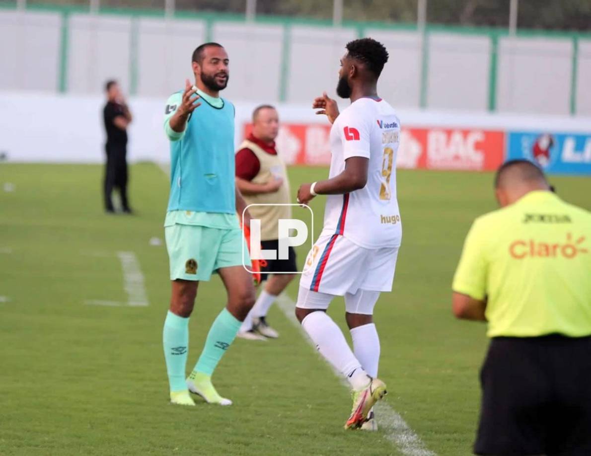 Jorge Benguché hizo el 2-0 del Olimpia y lo celebró con el portero Edrick Menjívar.