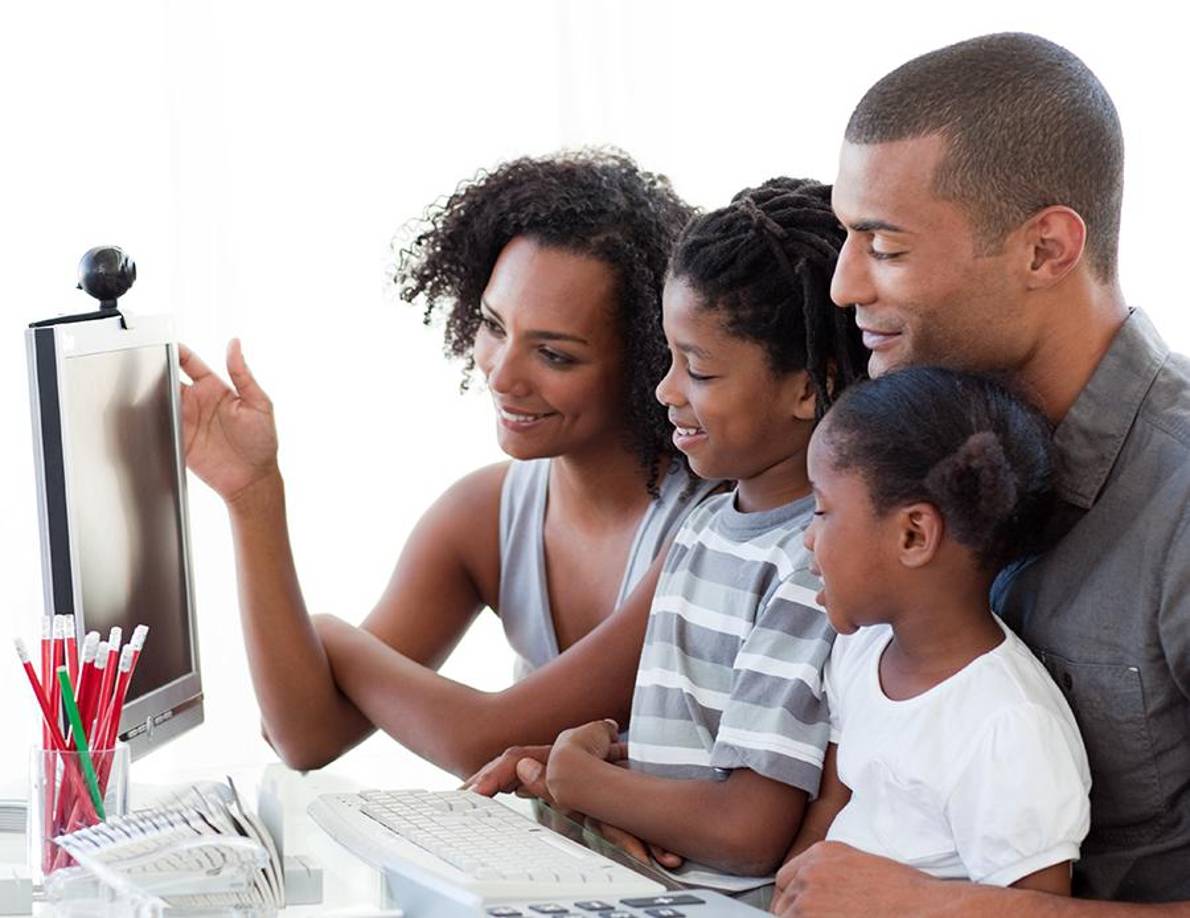 Si como padres ambos están interesados en enseñar a su hijo en su adolescencia cómo hacer un uso adecuado de las redes sociales, puede comenzar a inculcarle estos valores con su ejemplo desde el presente.