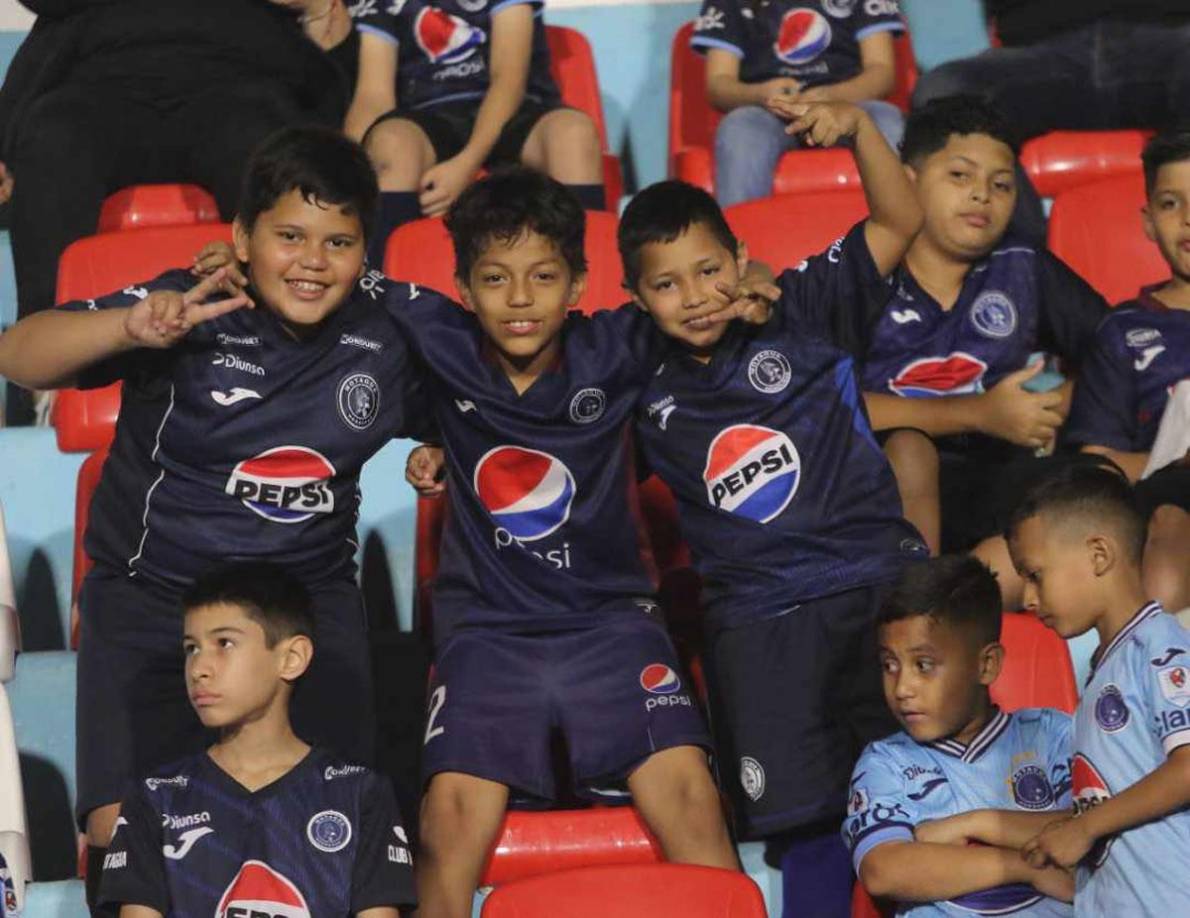Estos pequeños aficionados motagüenses disfrutan del ambiente previo al partido contra Marathón.