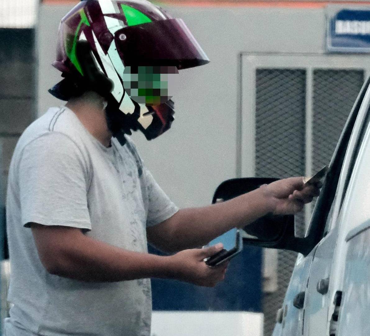 $!El dealer recibió previamente el dinero y tras finiquitarlo consumó la entrega del producto a LA PRENSA Premium.