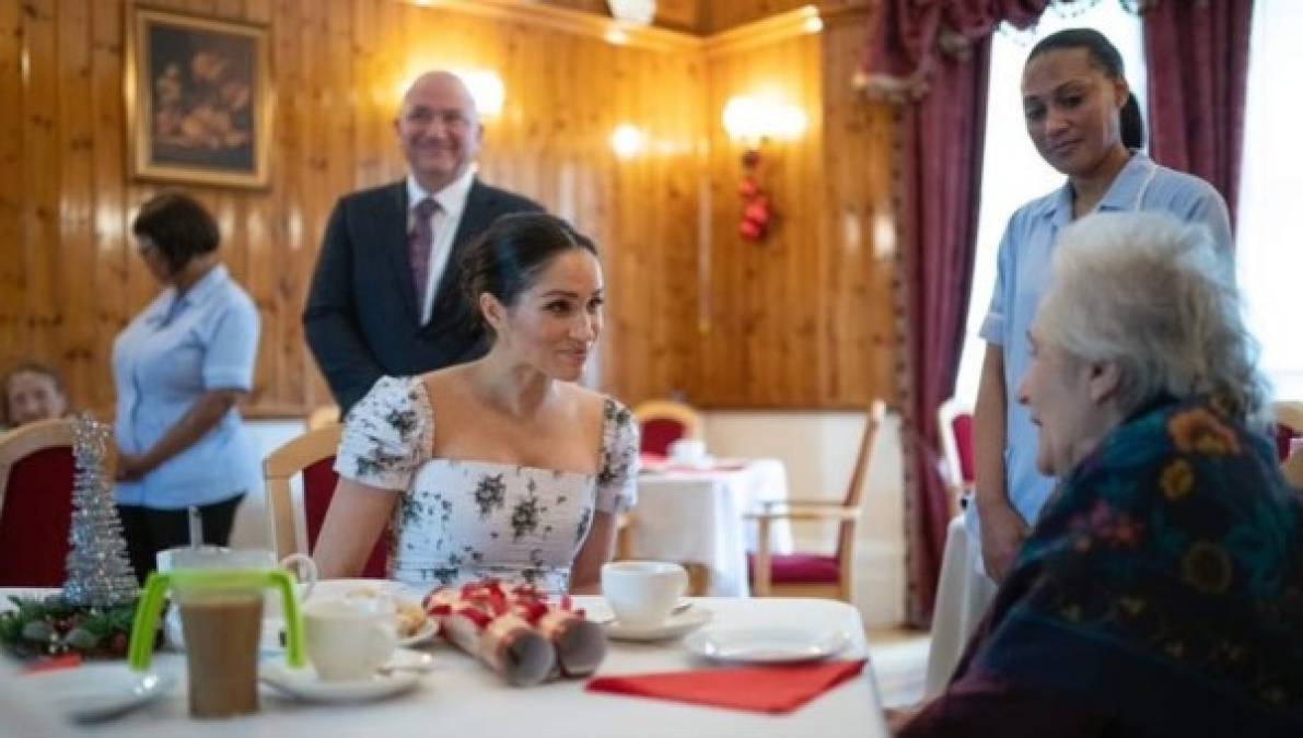 Meghan, de 37 años, parecía despreocupada mientras conversaba con los residentes y participaba en una cantata en el hogar de ancianos para ex actores y veteranos de la industria del entretenimiento. <br/><br/>