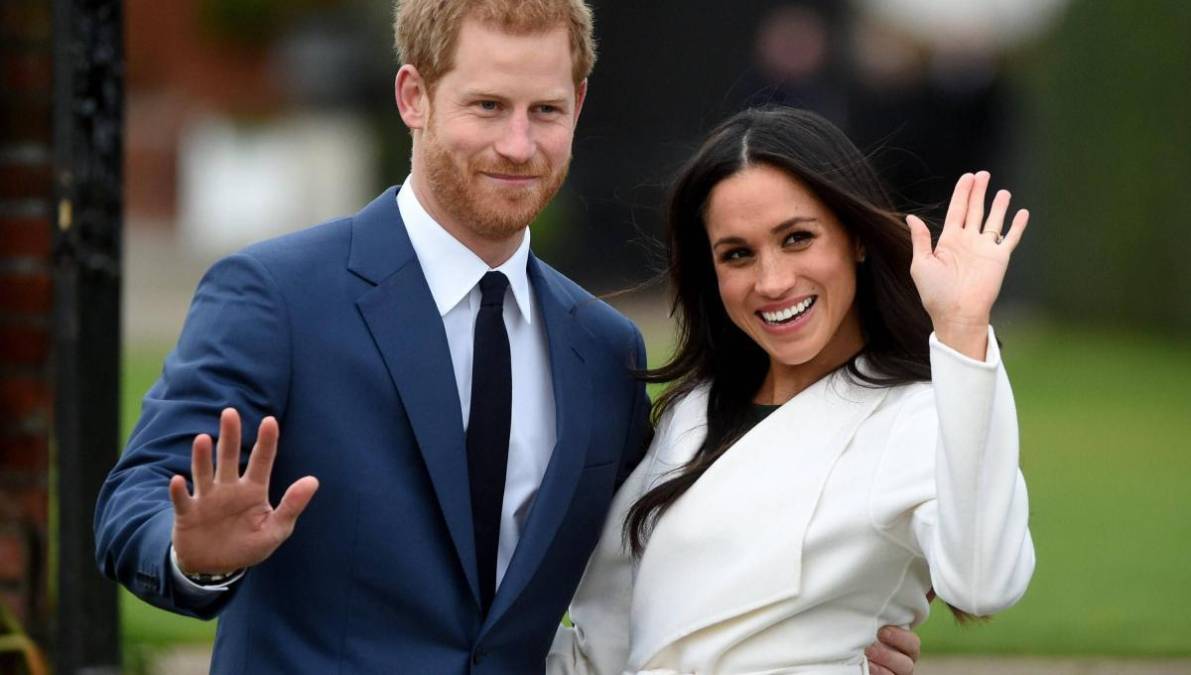 En esta primera parte, el documental se centra en la relación entre ellos, que califica de “historia de amor”. “Esta mujer es increíble. Está tan relajada conmigo. Ella es todo lo que buscaba en una mujer”, admite Harry. Al referirse a las mujeres que entran en la familia real, el príncipe resalta que, para los hombres, “puede haber una tentación o un impulso a casarse con alguien que encaje en el molde (por la monarquía), en vez de alguien que tal vez esté destinado a estar contigo. La diferencia entre las decisiones que se hacen con la cabeza o con el corazón”.