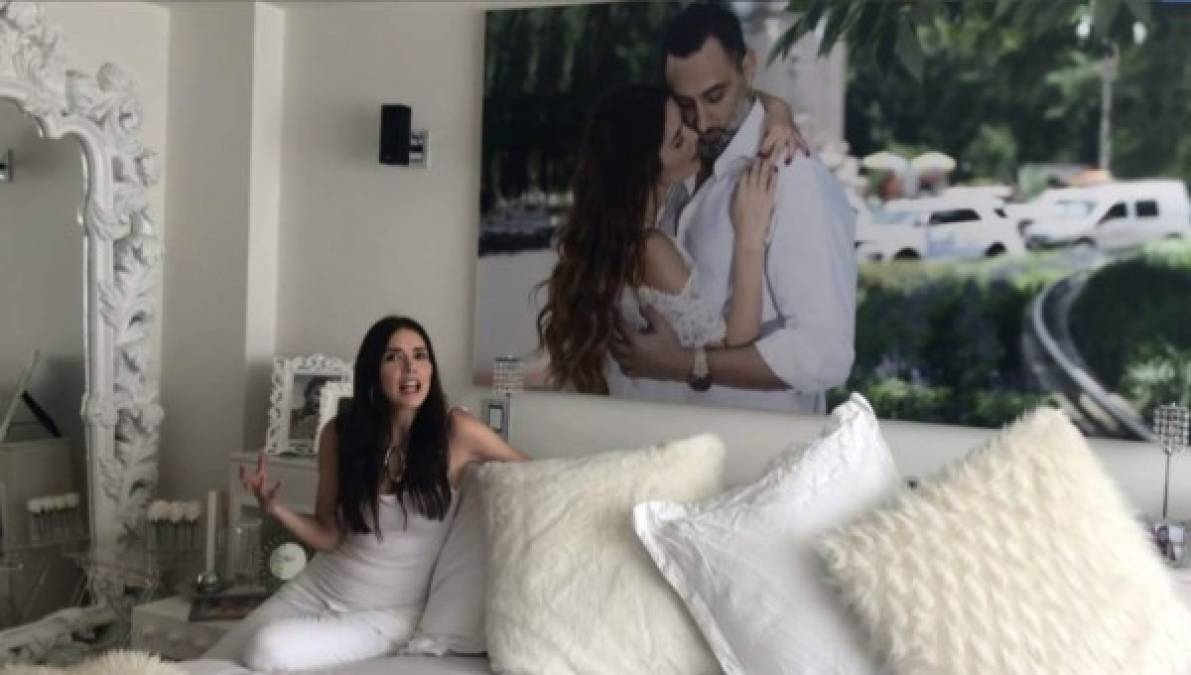 A mediados del año pasado Marlene mostró por primera vez dicha foto mediante un tour virtual que realizó a través de su canal de YouTube. 'Esta foto con mi esposo es una foto que yo le hice de regalo cuando hicimos nuestra fiesta de compromiso. Yo la puse en una pared como decoración y le gustó tanto que me dijo ‘tiene que estar en nuestra recámara’, entonces por eso está ahí', explicó en ese momento la actriz.