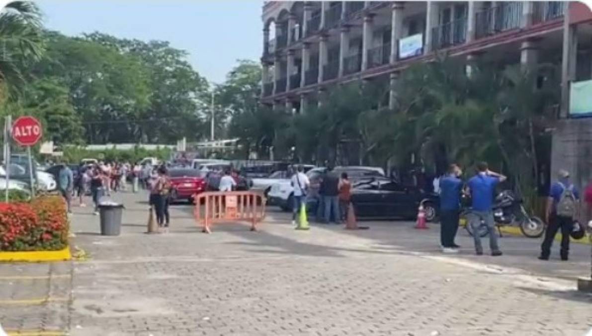 En plena campaña de vacunación en la Universidad Católica de Honduras (UNICAH) de San Pedro Sula, autoridades evacuaron a la ciudadanía.