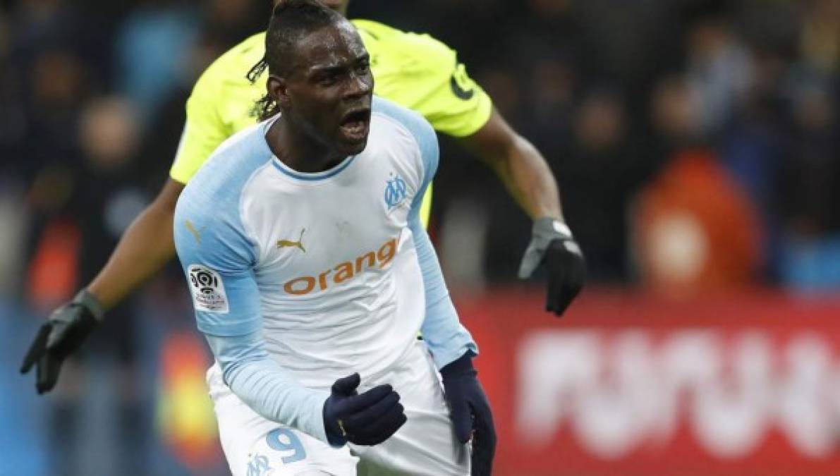 Balotelli quiere volver a la Serie A de Italia. El Parma es el más interesado y el delantero lo considera clave para tener opciones de jugar la próxima Eurocopa. Según La Gazzetta dello Sport, el equipo italiano busca la fórmula para pagarle los cuatro millones que pide por temporada.