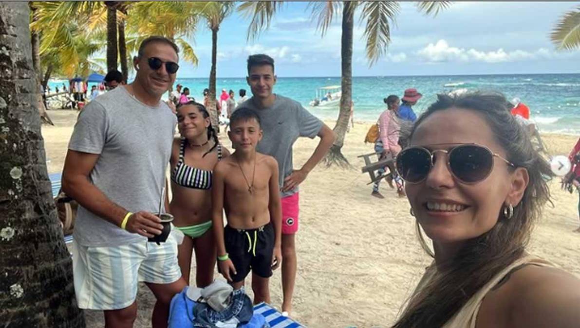 ‘La Tota‘ Medina viajó a Roatán con sus tres hijos y su esposa Taly Ávila, quien ha compartido en su Instagram como han disfrutado de la isla.