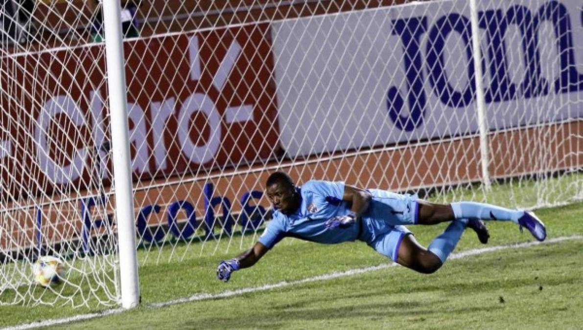 El portero triniteco Marvin Phillip se lanza pero no pudo parar el disparo de Jonathan Rubio en el primer gol de Honduras.