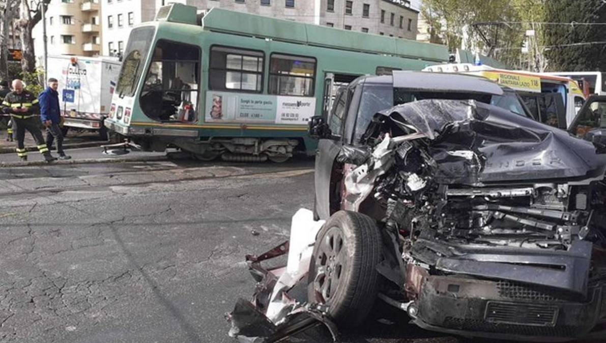 A pesar de que no hubo heridos graves, la parte delantera del auto del futbolista y la del tranvía resultaron dañados debido a la fuerza del impacto.