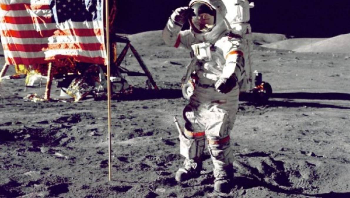 - 1969: Armstrong en la Luna -<br/><br/>El 21 de julio de 1969, el estadounidense Neil Armstrong pisó por primera vez el suelo lunar.<br/><br/>Entre 1969 y 1972, 12 astronautas, todos estadounidenses, caminaron sobre la Luna en el marco de las misiones Apolo.