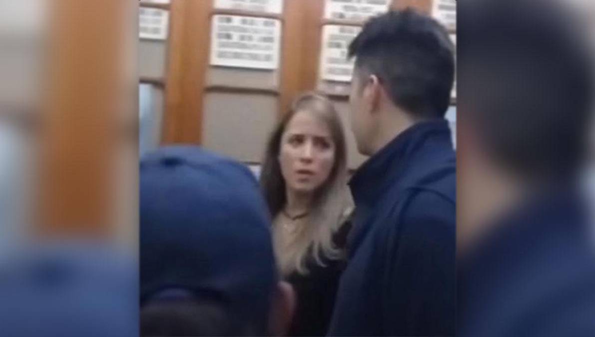 La mujer no se frenó a la hora de aseverar con firmeza que la novia de su hijo le administró sustancias coincidiendo con sus momentos de recaída. Así asegura haberlo comprobado ella misma durante una de las visitas del cantante.