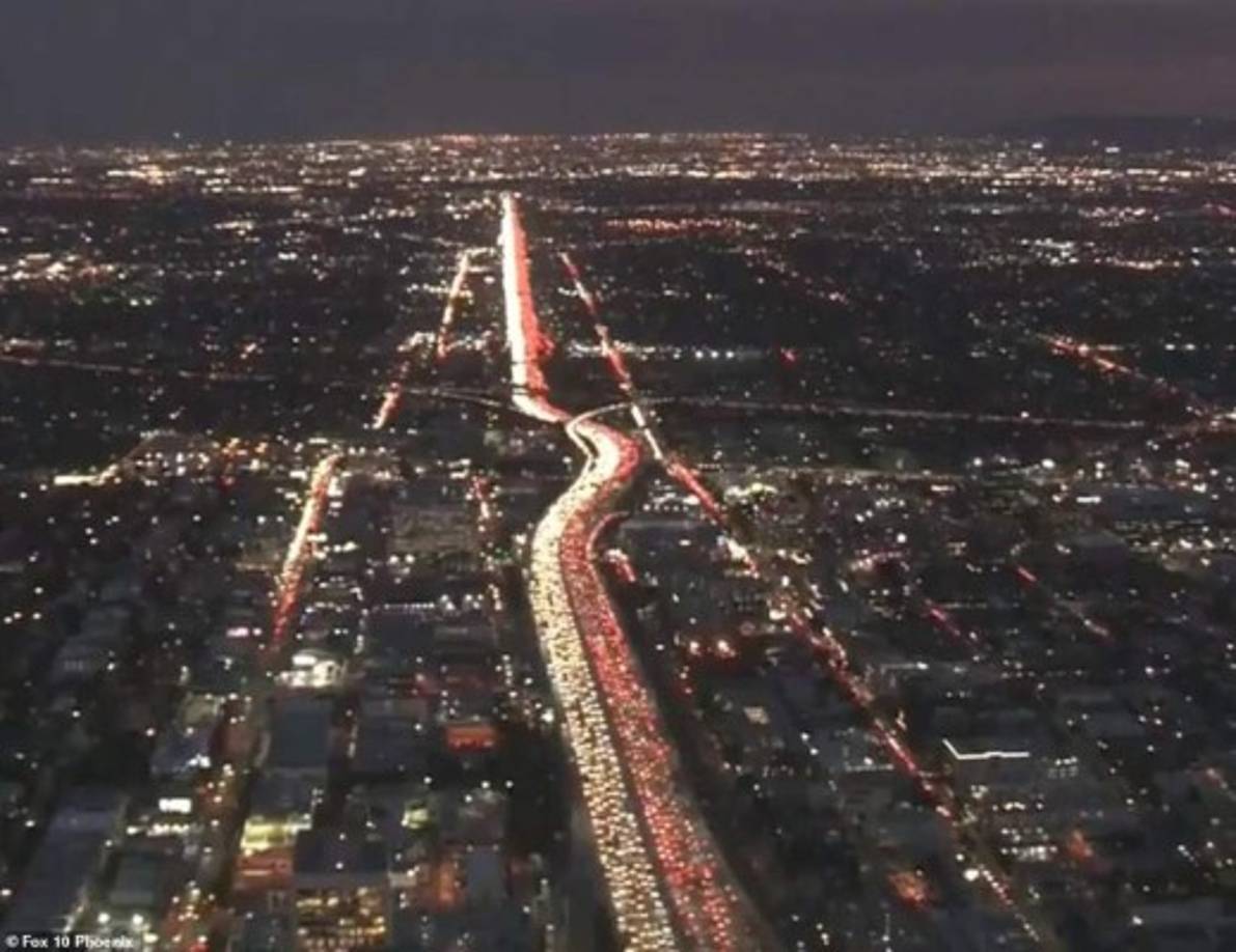 En California, miles de personas comenzaron a abandonar ayer la ciudad de Los Ángeles para dirigirse a distintos destinos de EEUU para la celebración de Thanksgiving.