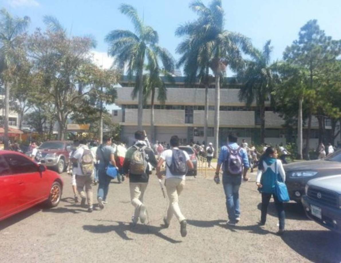 Un grupo de estudiantes que protestaba frente a los accesos de la Universidad Nacional Autónoma de Honduras (UNAH) en Tegucigalpa fueron desalojados por la Policia Nacional.