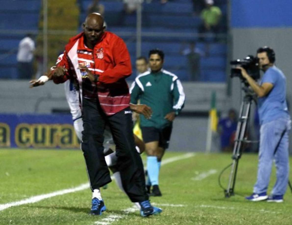 Jerry Bengtson fue a chocar con el entrenador del Vida, Raúl Martínez Sambulá, en su intento por alcanzar un balón.