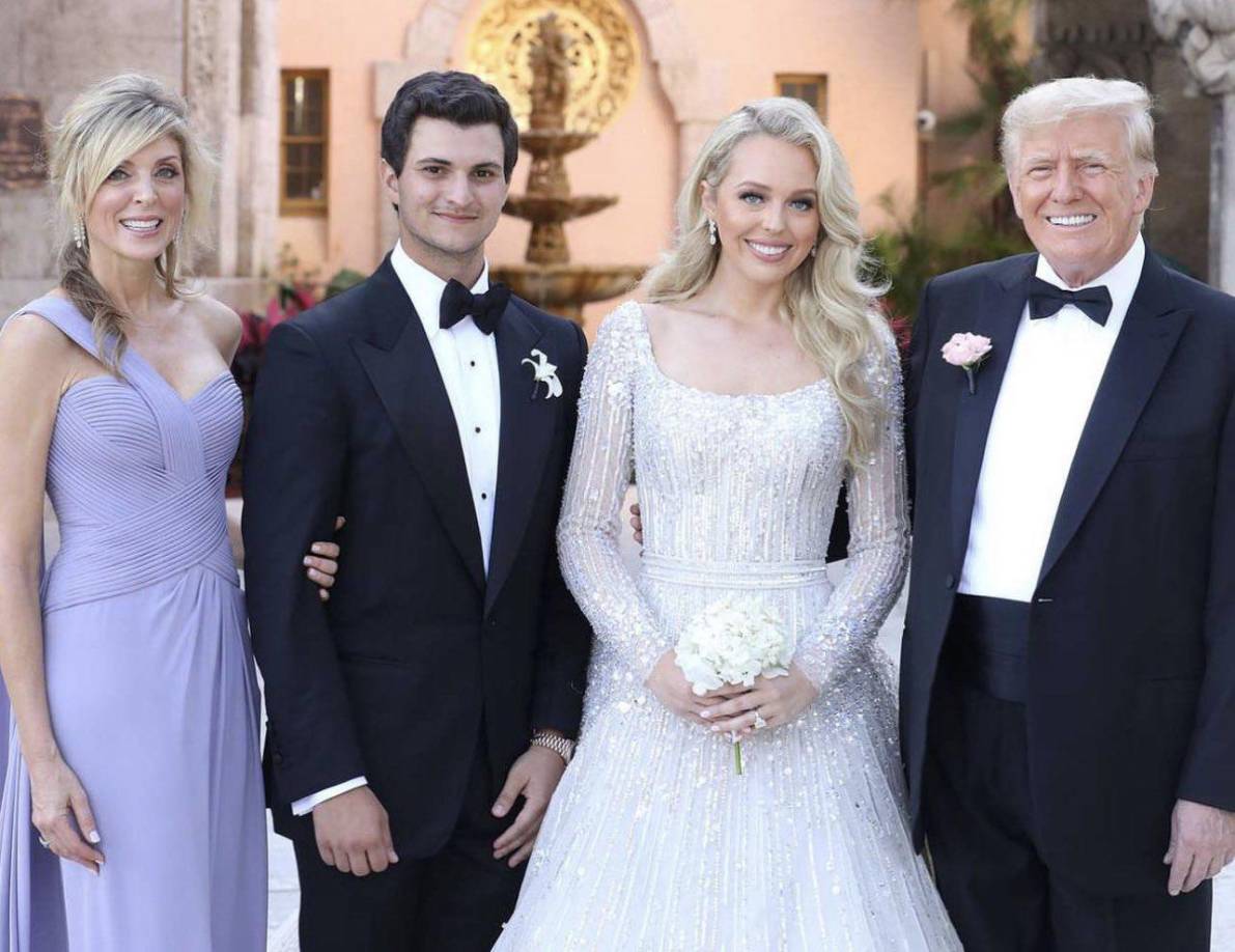 Los padres de la novia, Trump y su segunda esposa, Marla Maples junto a la feliz pareja.