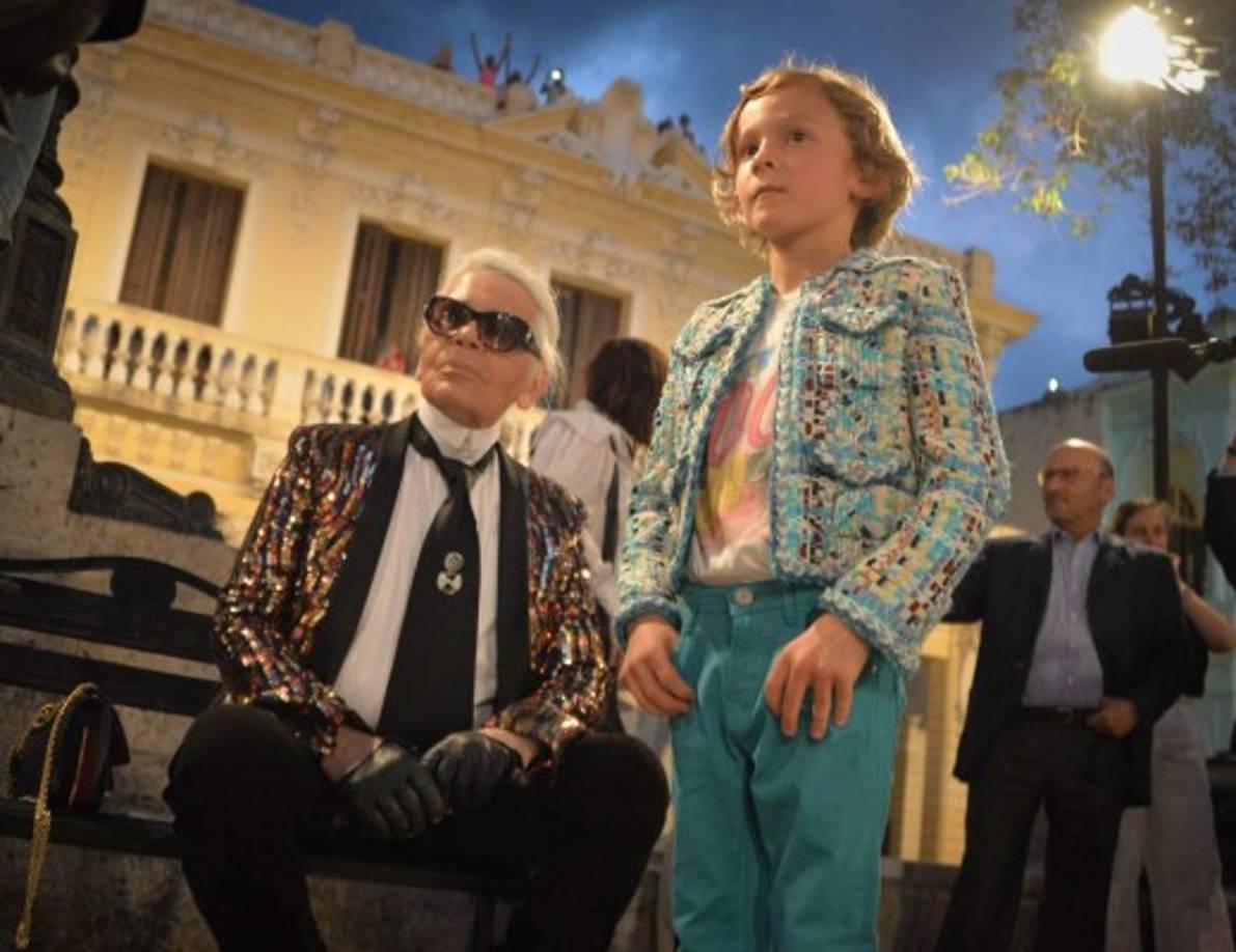 La cantante cubana Omara Portuondo (d) asiste al desfile de la casa de modas francesa Chanel. EFE