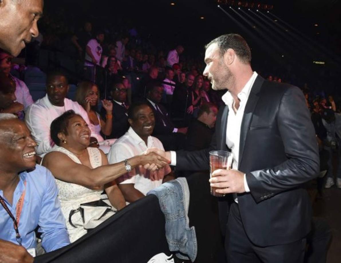 Liev Schreiber saluda a sus fans.