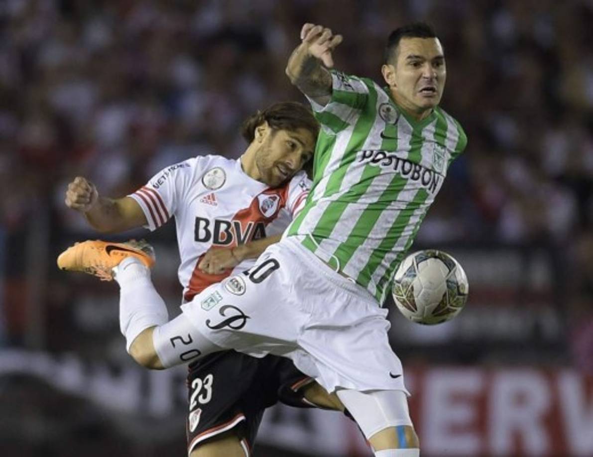 Alejandro Bernal y Leonardo Ponzio saltan por la pelota.