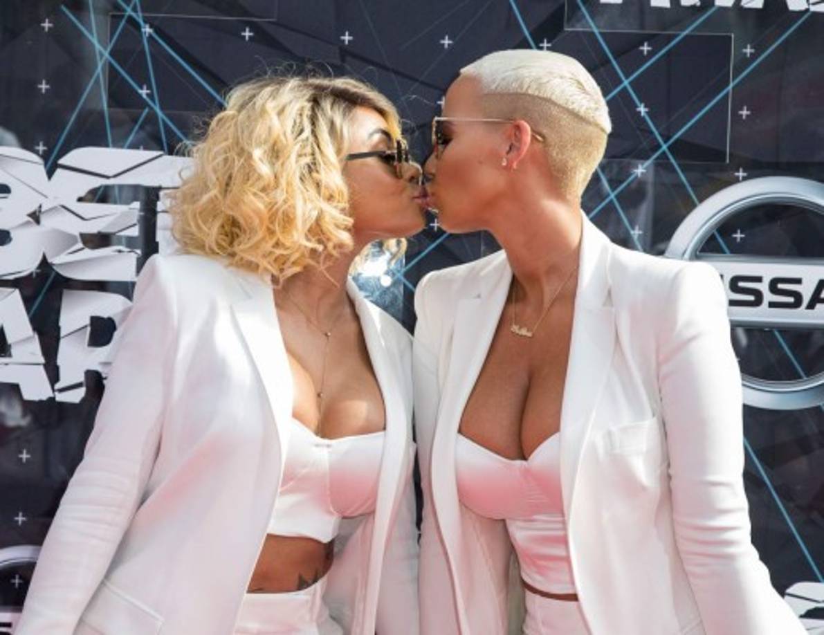 Blac Chyna dándole un beso a su amiga Amber Rose.
