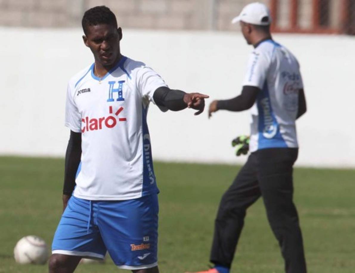 Bryan Beckeles: Será el titular en la banda derecha, encargado de llevar peligro y defender. Con la Selección ha participado en 53 partidos, marcó un gol.