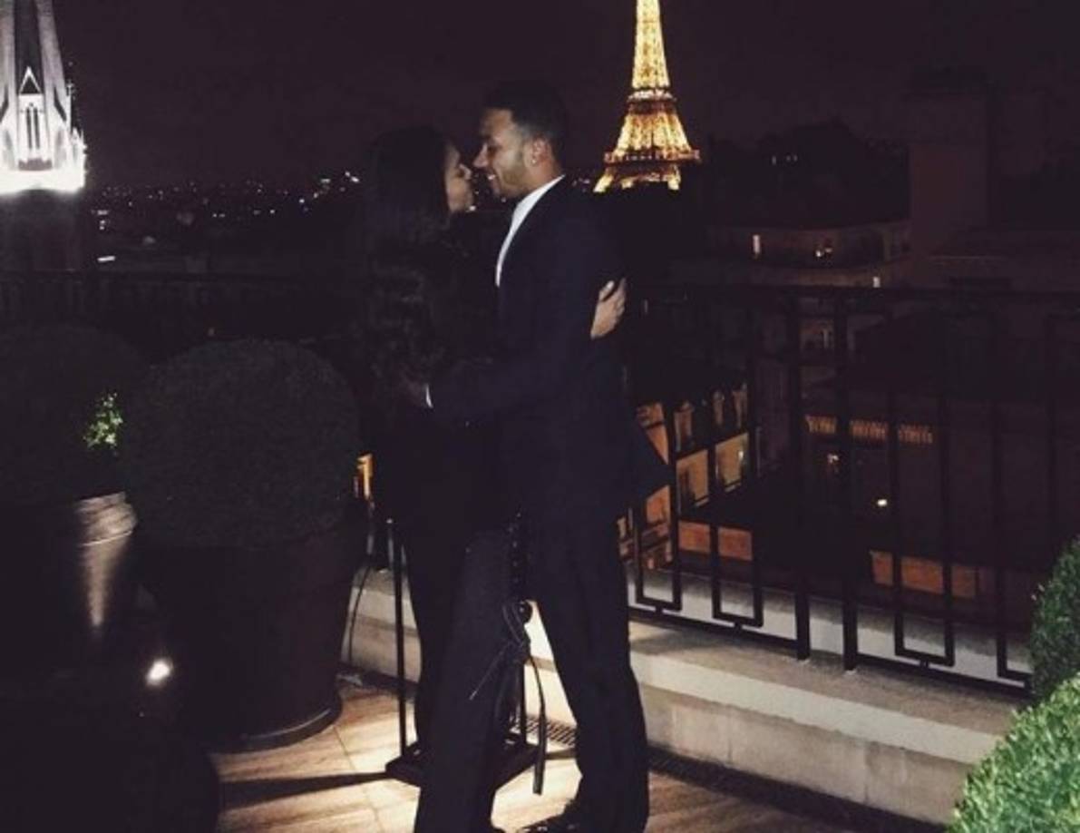 Hoy ambos confirman su relación con una romántica foto.