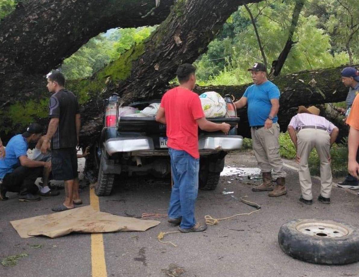 Según relatos de algunas personas, la adolescente gritaba desesperadamente por ayuda, mientras los bomberos realizaban maniobras para sacarla del vehículo. 