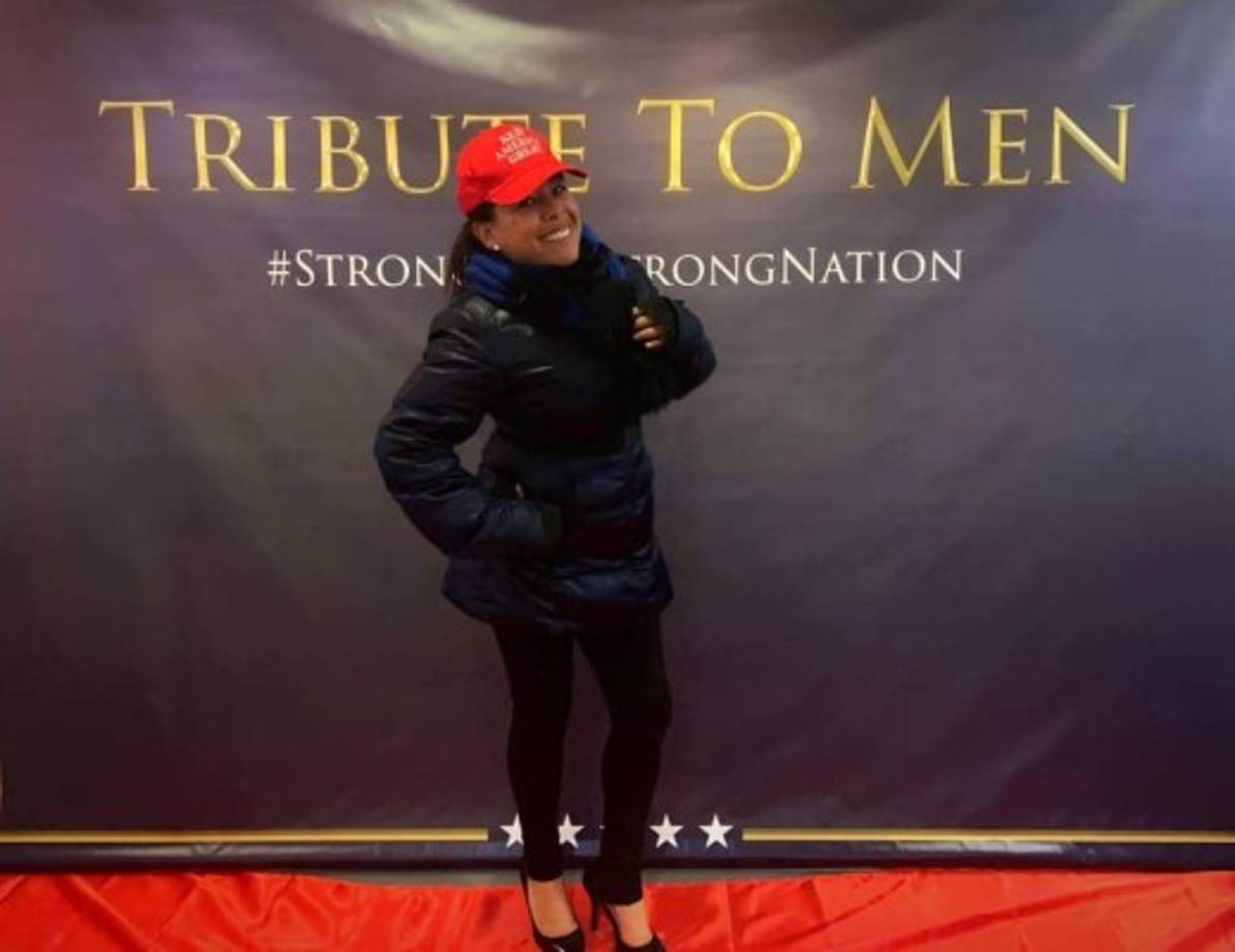 '¡Están cargándose lugares como California donde no hablan inglés!', exclama al afirmar que 'las ciudades ya no funcionan como estaban hechas: Los hispanos 'llegamos y pisoteamos los principios y valores de EEUU y no nos importa', indica.<br/><br/>Esta opinión de Paloma sobre la inmigración latina provoca que muchas personas digan que es 'racista', que está 'en contra de su propia gente' e incluso que 'se odia a sí misma'.<br/><br/><br/>Pero ella afirma que son los latinos quienes no respetan EEUU porque 'piensan que es una zona comercial, donde los estadounidenses son tontos y se pueden aprovechar de ellos'.