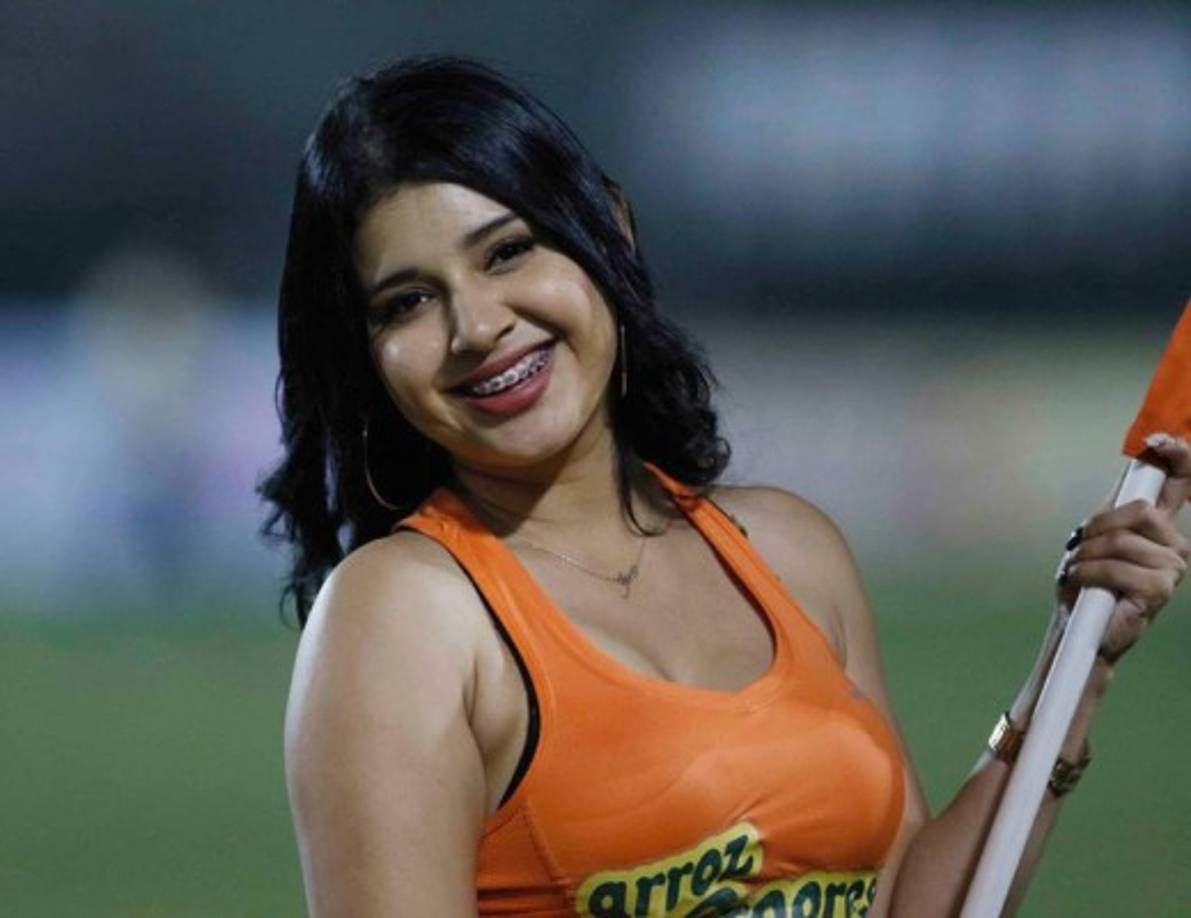 La bella edecán Jeimy González enamoró en la ciudad de El Progreso.