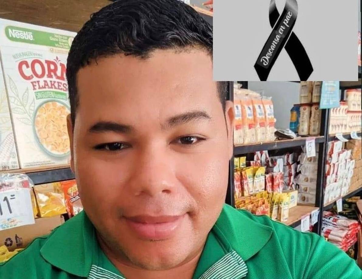 El jovencito se encontraba en el interior del establecimiento cuando varios sicarios motorizados irrumpieron y le dispararon en repetidas ocasiones. 