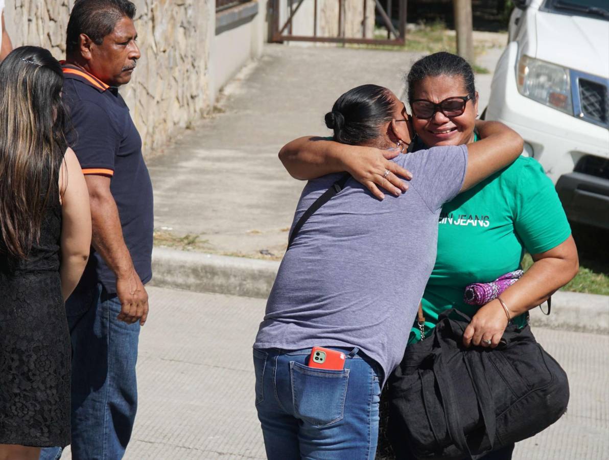 Parientes de los hermanos Martínez lloran por la muerte de los jóvenes cuando llegaron a la morgue. Escena del crimen.