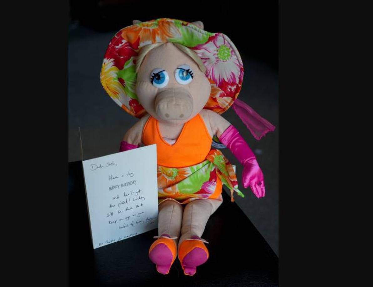 ‘Él ganó una Miss Piggy con un traje tropical, y cuando llegó a la fiesta me la dio como regalo con la tarjeta. Me di cuenta de que Harry había rellenado el sostén de Miss Piggy con papel extra para darle un empujón a sus senos’.